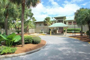 Exterior - Two King Bed Suites/Dog-friendly gem with pool, game room & golf course views - walk to beach (Hilton Head)