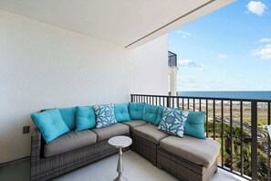 Property grounds - Beach-view 4th-floor condo with balcony, outdoor pool, elevator, BBQ area, W/D (Hilton Head)