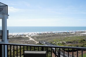 Property grounds - Beach-view 4th-floor condo with balcony, outdoor pool, elevator, BBQ area, W/D (Hilton Head)