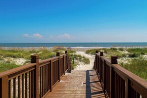On the beach - Stunning beach condo with two ocean-view balconies, shared pool & hot tub (Hilton Head)