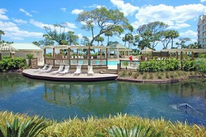 Pool - Stunning beach condo with two ocean-view balconies, shared pool & hot tub (Hilton Head)