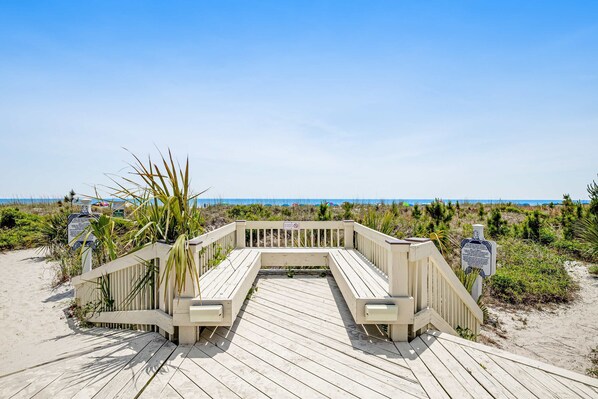 Terrace/patio - Private Beach Access Condo with Shared Pool, Balcony & Free WiFi (Hilton Head)