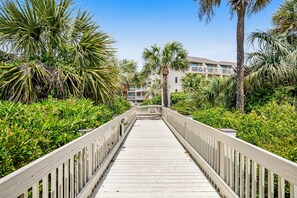 Property grounds - Private Beach Access Condo with Shared Pool, Balcony & Free WiFi (Hilton Head)