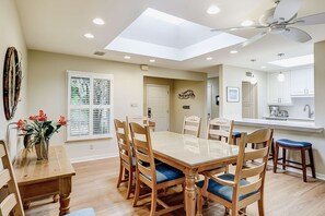 Dining - Spacious Getaway, Steps Away From The Ocean (Hilton Head)