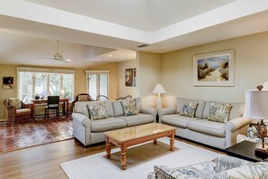 TV - Spacious Getaway, Steps Away From The Ocean (Hilton Head)