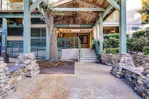 Property grounds - 1st Floor Condo with Pools,Hot tub, 100 yards to Beach, Tennis/Pickleball Courts (Hilton Head)