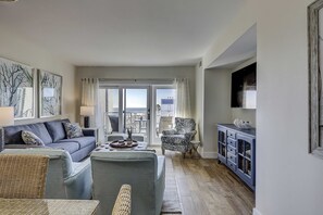 TV, offices - Beautiful condo with ocean & pool views, hot tub + snowbird friendly (Hilton Head)