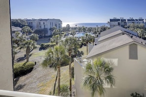 Property grounds - Beautiful condo with ocean & pool views, hot tub + snowbird friendly (Hilton Head)