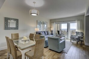 TV, offices - Beautiful condo with ocean & pool views, hot tub + snowbird friendly (Hilton Head)