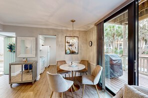 Dining - Charming 1st floor condo near Coligny Beach Plaza + private beach access (Hilton Head)