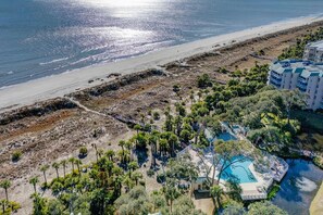 On the beach - Oceanfront Palmetto Dunes condo with amazing views & steps to the beach (Hilton Head)