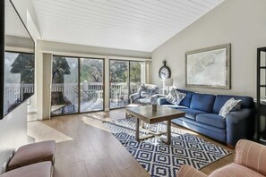 TV, offices - Spacious lagoon-view condo with tennis, outdoor pool, beach access, balcony (Hilton Head)