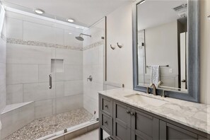Shower, hair dryer, towels - Spacious lagoon-view condo with tennis, outdoor pool, beach access, balcony (Hilton Head)