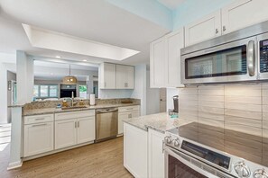 Fridge, microwave, oven, stovetop - Spacious Palmetto Dunes condo with private patio, shared pool, pickleball & golf (Hilton Head)