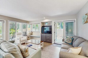 TV, offices - Spacious Palmetto Dunes condo with private patio, shared pool, pickleball & golf (Hilton Head)