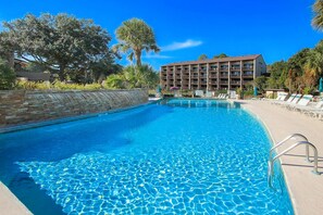 Pool - Bright condo with shared pools/hot tub and tennis court,  walk to beach (Hilton Head)