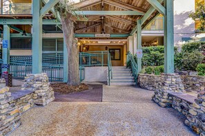 Property grounds - Bright condo with shared pools/hot tub and tennis court,  walk to beach (Hilton Head)