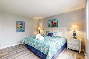 Iron/ironing board, WiFi, bed sheets, wheelchair access - Bright condo with shared pools/hot tub and tennis court,  walk to beach (Hilton Head)