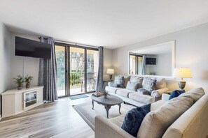 TV - Bright condo with shared pools/hot tub and tennis court,  walk to beach (Hilton Head)