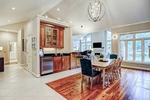 Dining - Stunning home- lagoon views and close to Harbour Town w/ central AC (Hilton Head)