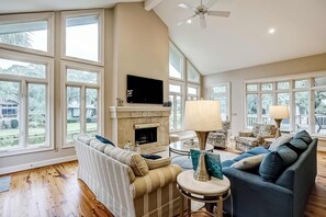 TV, offices - Stunning home- lagoon views and close to Harbour Town w/ central AC (Hilton Head)