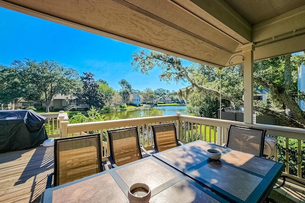 Outdoor dining - Stunning home- lagoon views and close to Harbour Town w/ central AC (Hilton Head)