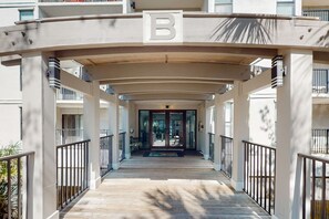 Exterior detail - Sunny condo with central AC, pool, tennis, picnic area, & beach access (Hilton Head)