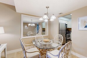Dining - Sunny condo with central AC, pool, tennis, picnic area, & beach access (Hilton Head)