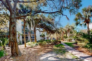Property grounds - Sunny condo with central AC, pool, tennis, picnic area, & beach access (Hilton Head)