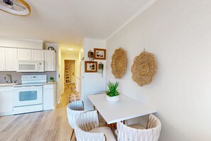 Fridge, microwave, oven, stovetop - Relaxing condo with furnished balcony, outdoor pool, tennis, fitness center (Hilton Head)