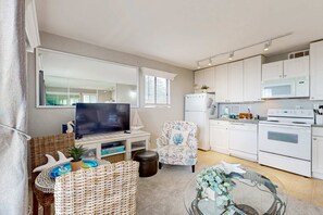 Fridge, microwave, oven, stovetop - Water front Condo| Pools, Tennis, Fitness Center | Walk 5 Minutes to Beach (Hilton Head)