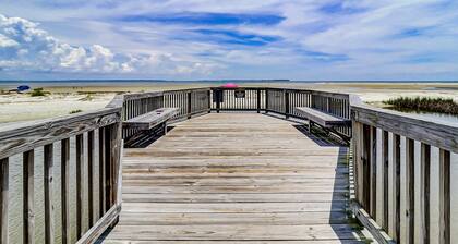 Beachfront villa near golf with pool, hot tub, & balcony - snowbird-friendly