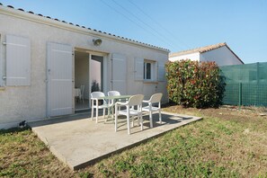 Outdoor dining - Maison Soleil: private terrace, private garden & Wi-Fi in Saujon (Saujon)