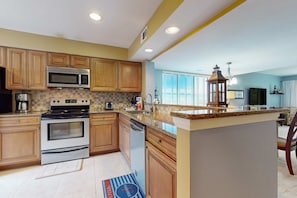 Fridge, microwave, oven, stovetop - Downtown condo with pool & tennis - quick beach access, W/D, patio, central AC (Hilton Head)