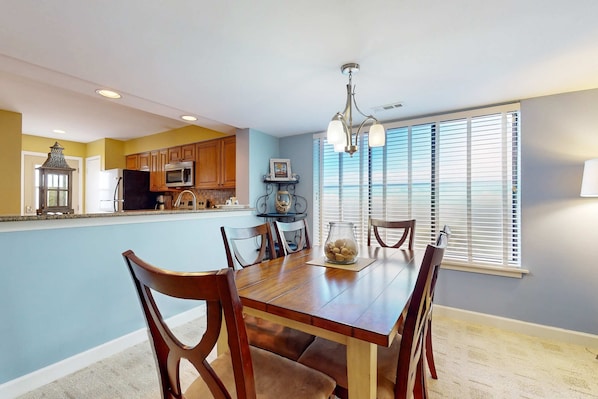 Dining - Downtown condo with pool & tennis - quick beach access, W/D, patio, central AC (Hilton Head)
