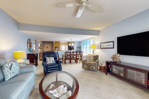 TV, offices - Downtown condo with pool & tennis - quick beach access, W/D, patio, central AC (Hilton Head)