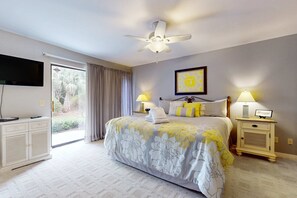 Iron/ironing board, travel cot, WiFi, bed sheets - Downtown condo with pool & tennis - quick beach access, W/D, patio, central AC (Hilton Head)