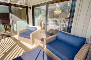 TV, offices - Sunny & peaceful resort with golf, pool, tennis courts, & balcony views (Hilton Head)