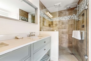 Shower, hair dryer, towels, shampoo - Sunny & peaceful resort with golf, pool, tennis courts, & balcony views (Hilton Head)
