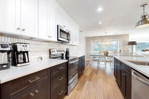 Fridge, microwave, oven, stovetop - Sunny & peaceful resort with golf, pool, tennis courts, & balcony views (Hilton Head)