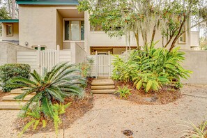 Property grounds - Lovely, water-view townhouse with pool - short walk to Harbour Town & playground (Hilton Head)