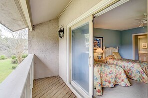 WiFi, bed sheets - Lovely, water-view townhouse with pool - short walk to Harbour Town & playground (Hilton Head)