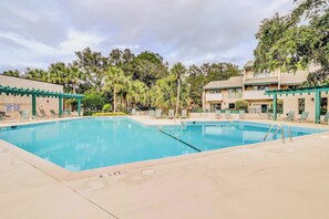 Pool - Lovely, water-view townhouse with pool - short walk to Harbour Town & playground (Hilton Head)