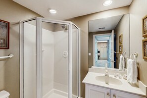 Shower, towels - Waterfront Condo with Ocean Views, Shared Pool, Hot Tub, and Covered Balcony (Hilton Head)