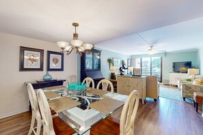 Dining - Updated Condo with Lagoon Views, Shared Pool, Hot Tub & WiFI - Near Beach (Hilton Head)