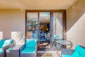 Terrace/patio - Updated Condo with Lagoon Views, Shared Pool, Hot Tub & WiFI - Near Beach (Hilton Head)