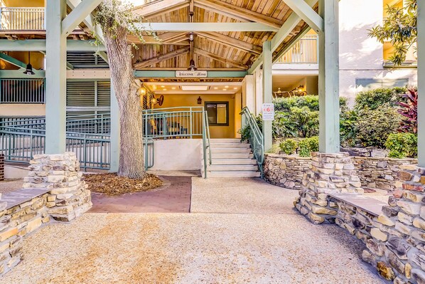 Property grounds - Updated Condo with Lagoon Views, Shared Pool, Hot Tub & WiFI - Near Beach (Hilton Head)