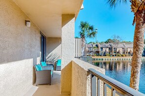 Property grounds - Updated Condo with Lagoon Views, Shared Pool, Hot Tub & WiFI - Near Beach (Hilton Head)