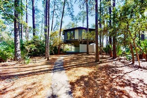 Property grounds - Unique Treehouse Haven with Marsh-Front Views & Large Deck - Walk to Harbour Town (Hilton Head)