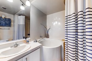 Shower, hair dryer, towels - Unique Treehouse Haven with Marsh-Front Views & Large Deck - Walk to Harbour Town (Hilton Head)